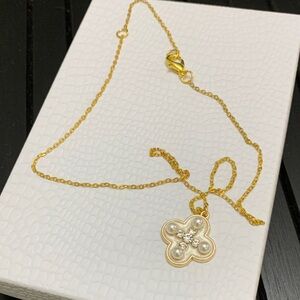 Elegant Gold tone and glass Pearl& crystal Pendant Necklace NWOT